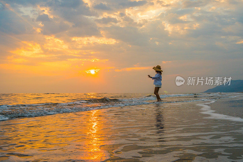 女人正奔向大海