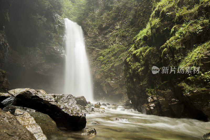 瀑布在山