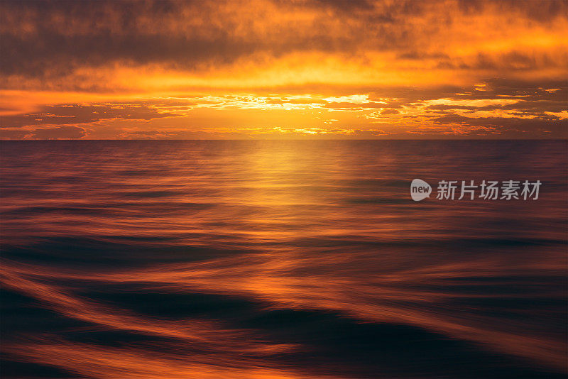 海面上五颜六色的夕阳