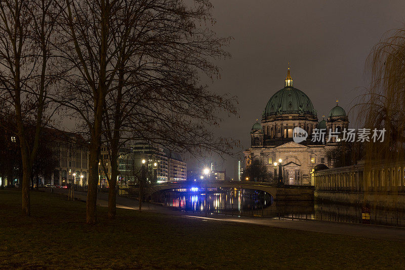 柏林大教堂的夜间照片，从博物馆岛拍摄，包括施普雷