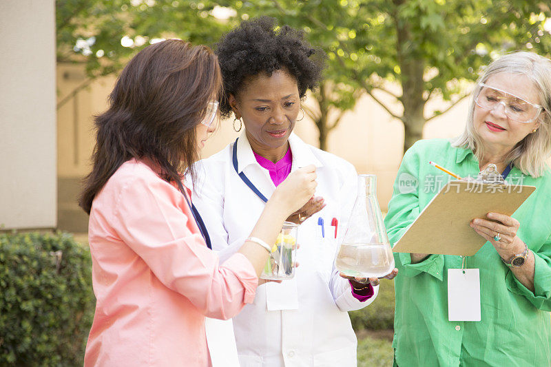 STEM主题，女性科学家从事户外水项目。