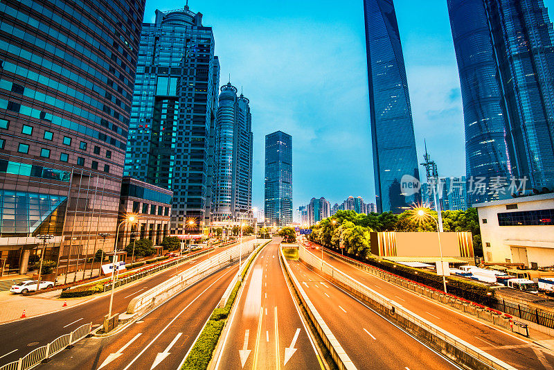 灯光在中国上海的现代建筑背景上划过。