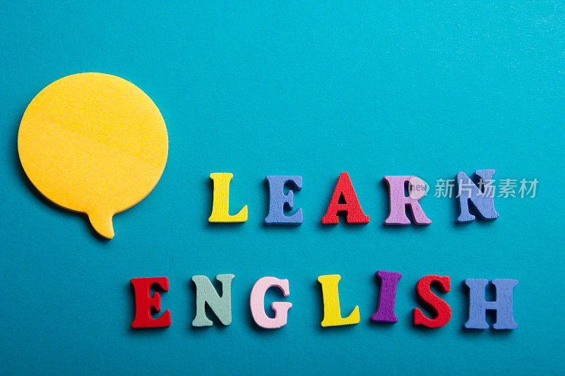 学习英语的概念。是时候学习语言了。字由彩色的abc字母块木制字母组成，复制空间为广告文字