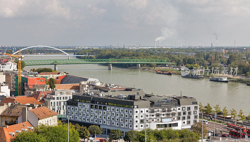 斯洛伐克布拉迪斯拉发多瑙河上的桥梁。