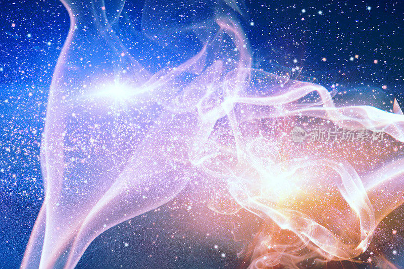 外太空中五颜六色的星星星云。一颗超新星在空旷的太空中对着星星爆炸