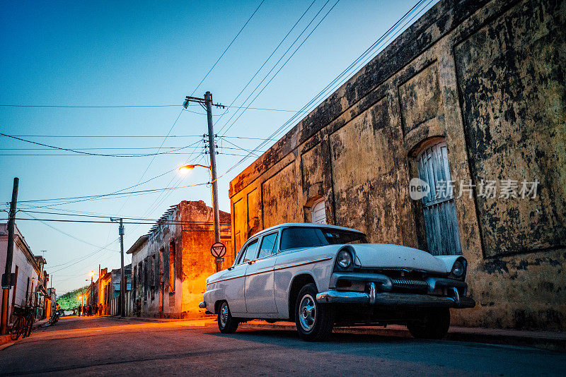 黄昏时分，古巴吉巴拉大街上的一辆美国老车