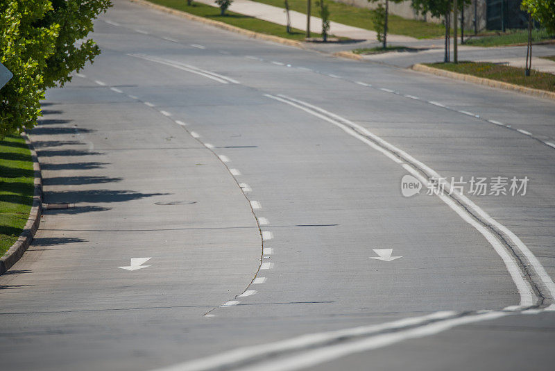 智利圣地亚哥阳光普照的绿色道路上的箭头