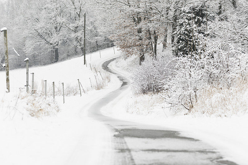 蜿蜒的道路穿过农村地区刚下过的雪