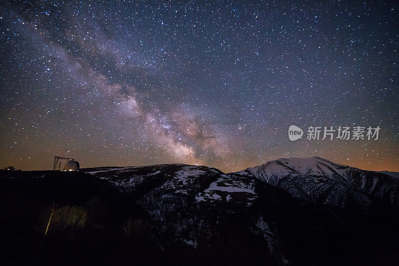 星空与银河越过高加索山脉和天文台