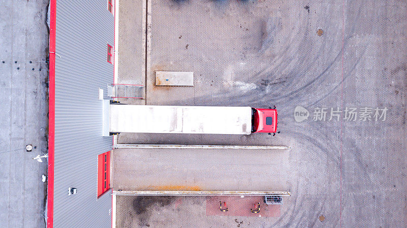半卡车装载仓库鸟瞰图。空中