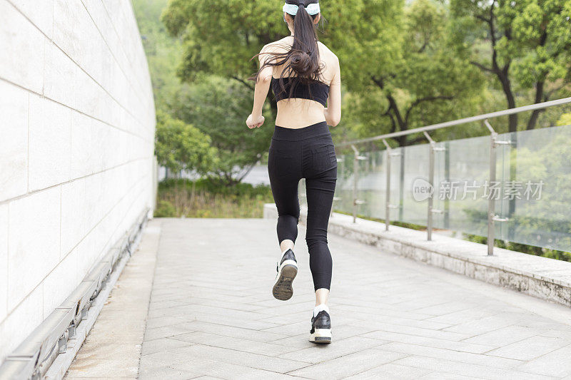 女人在城市里奔跑