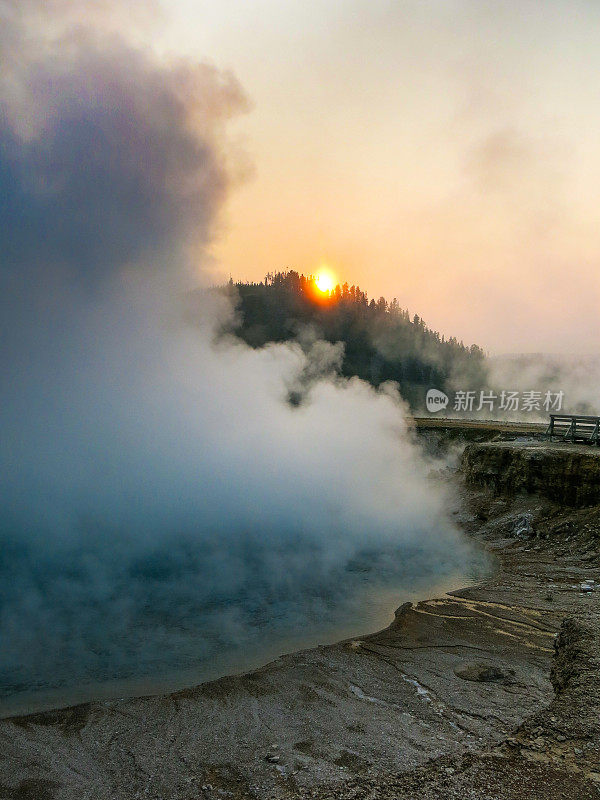 粉色日出，火山温泉，蒸汽，黄石国家公园，怀俄明州