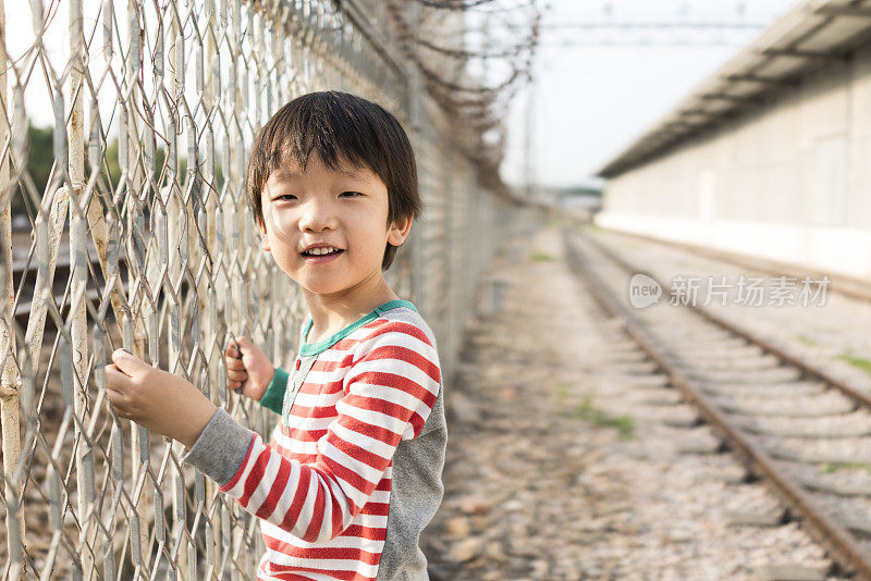 孩子们在跑道上玩耍