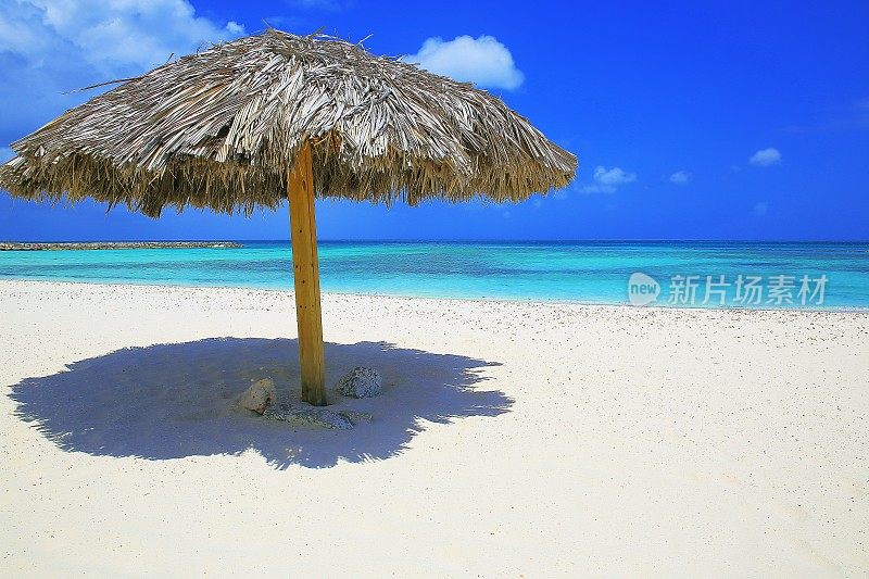 热带绿松石海滩与帕拉帕遮阳伞-夏季天堂，加勒比海
