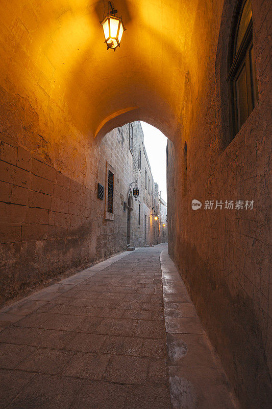 黄昏的拱门街，Mdina老城，马耳他