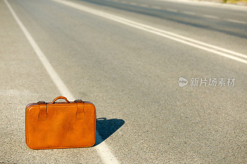 手提箱上道路行驶