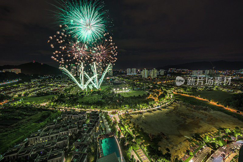 新年前夕，吉隆坡市中心居民区上空的烟花和金粉