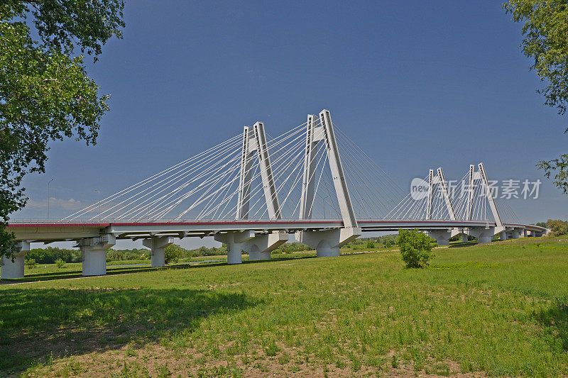 在阳光明媚的日子里，桥横跨在河上