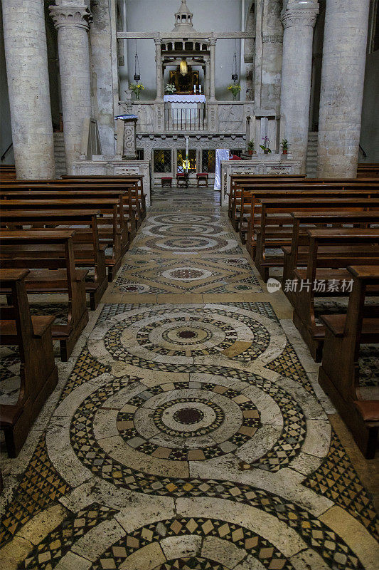 特韦里纳的卢尼亚诺，罗马风格的圣玛丽亚·艾松塔教堂，12世纪(意大利翁布里亚)