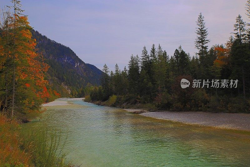 秋天的阿尔卑斯林地景观中的河流-德国巴伐利亚阿尔卑斯