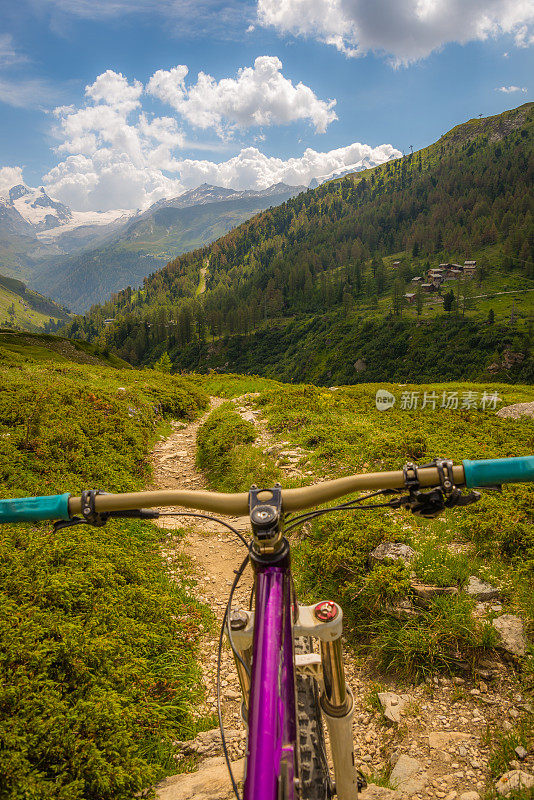 在瑞士泽马特骑山地车