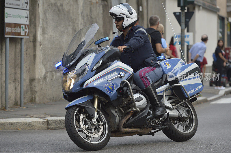 交通警察与摩托车