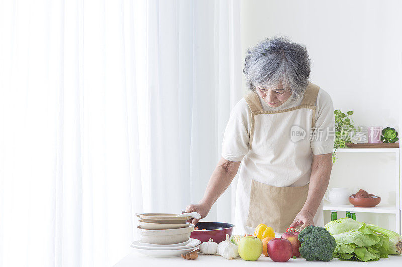 老年女人,厨房