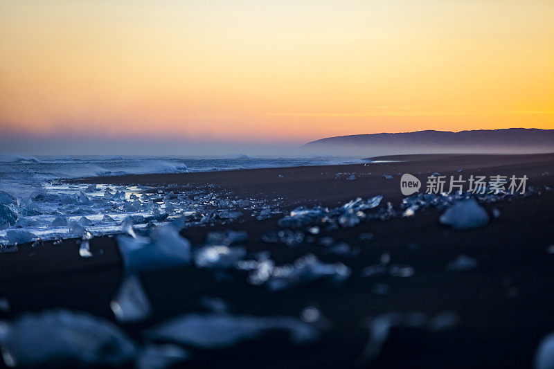 冰岛钻石海滩上的冰岩日落