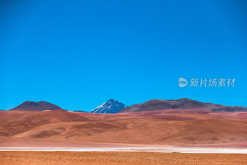 美丽的智利风景与利坎卡武尔火山在阿塔卡马沙漠。