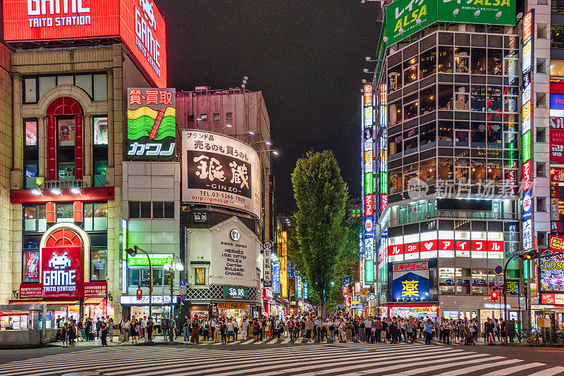 日本东京新宿歌舞伎町红灯区的街景