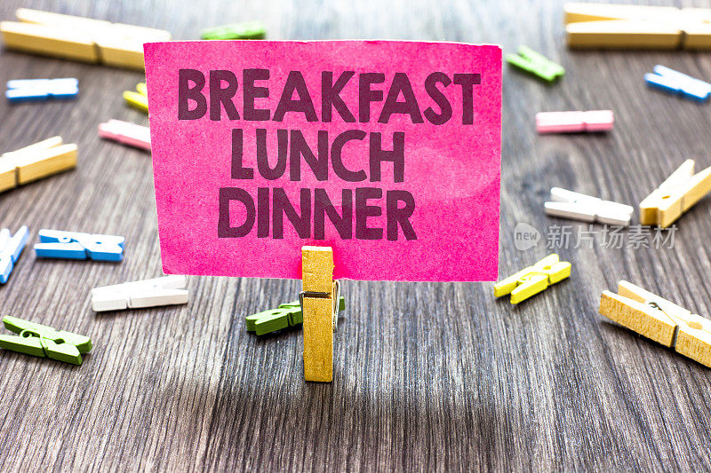 写早餐，午餐，晚餐的便条。商业照片展示吃你的膳食在一天的不同时期多个剪辑木桌小卡片剪辑通知公告。