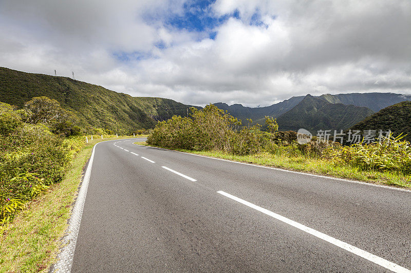 穿过留尼旺岛山脉的路