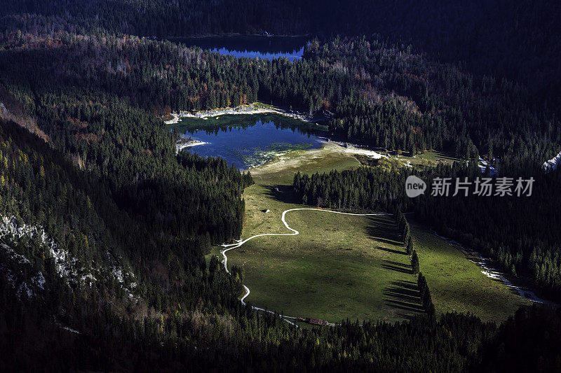 从芒格特山，朱利安阿尔卑斯，意大利的福辛湖鸟瞰图