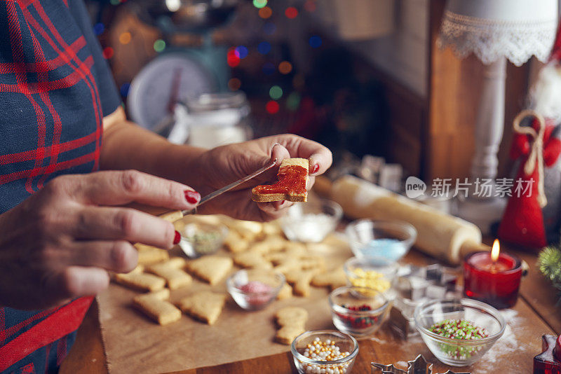 用糖霜和糖珍珠装饰圣诞饼干