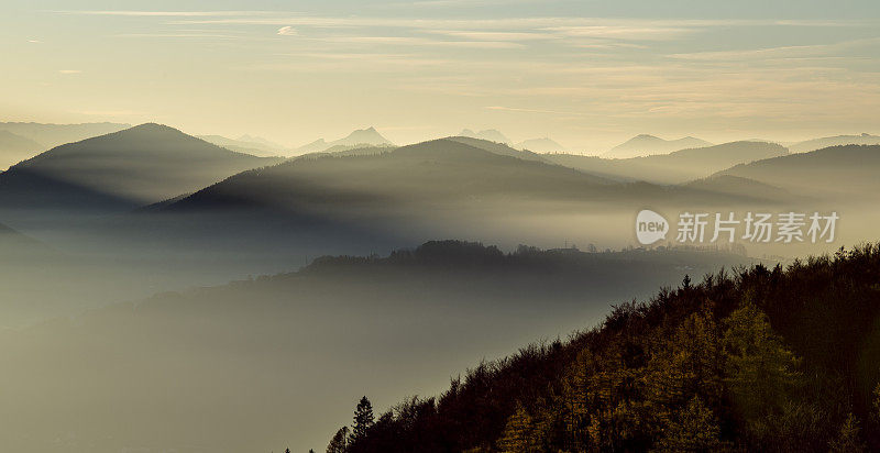 格蒙登朦胧的山景