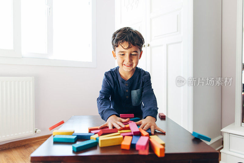 小男孩玩积木游戏