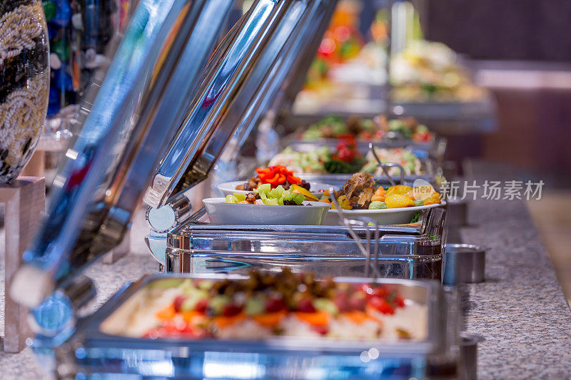 在自助餐餐