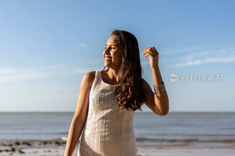 一个年轻的巴西女人在海滩上的肖像。既海滩,Mosqueiro