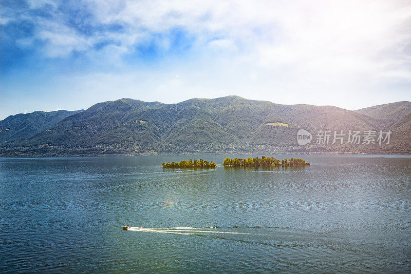 瑞士马焦雷湖上的布里萨戈岛前面的快艇