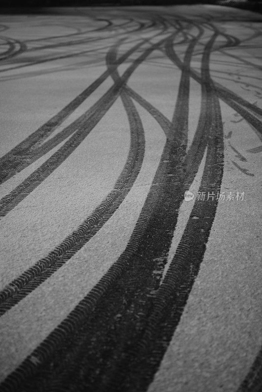 雪地上有轮胎的痕迹