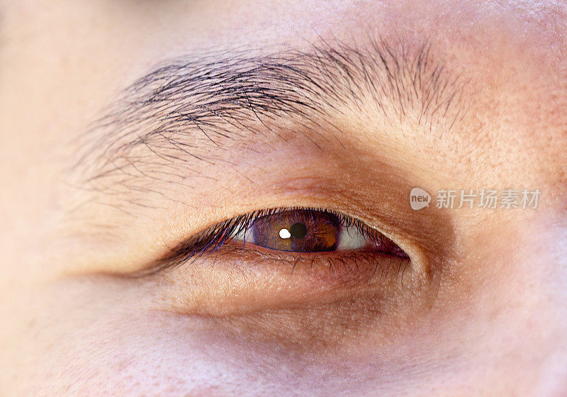 美丽的35岁日本男人的眼睛。