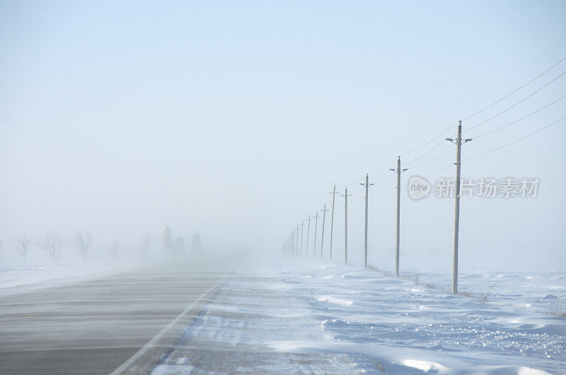 冬天的路飘着雪