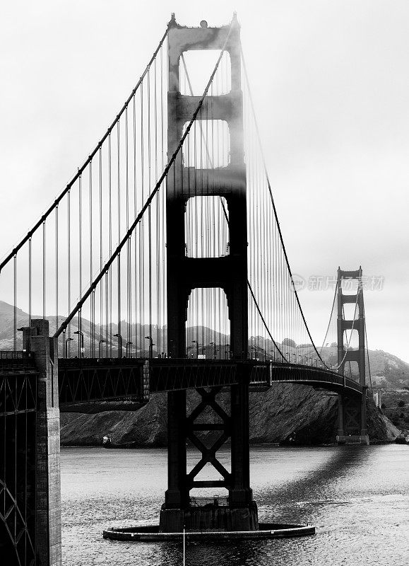 旧金山金门大桥。黑色和白色。
