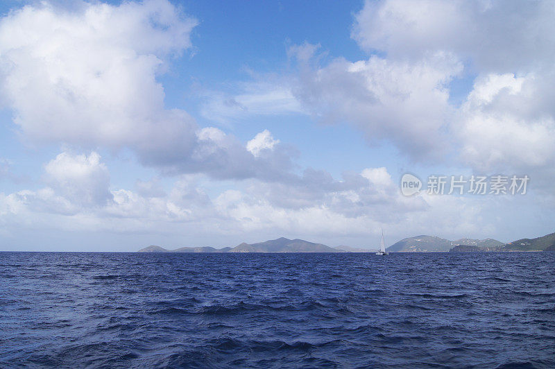 海景与帆船和岛屿在远处