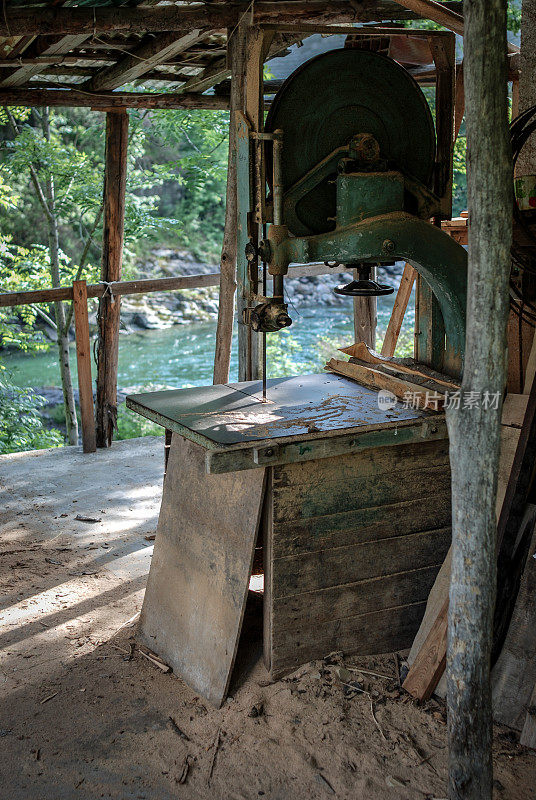 河上的老式锯机