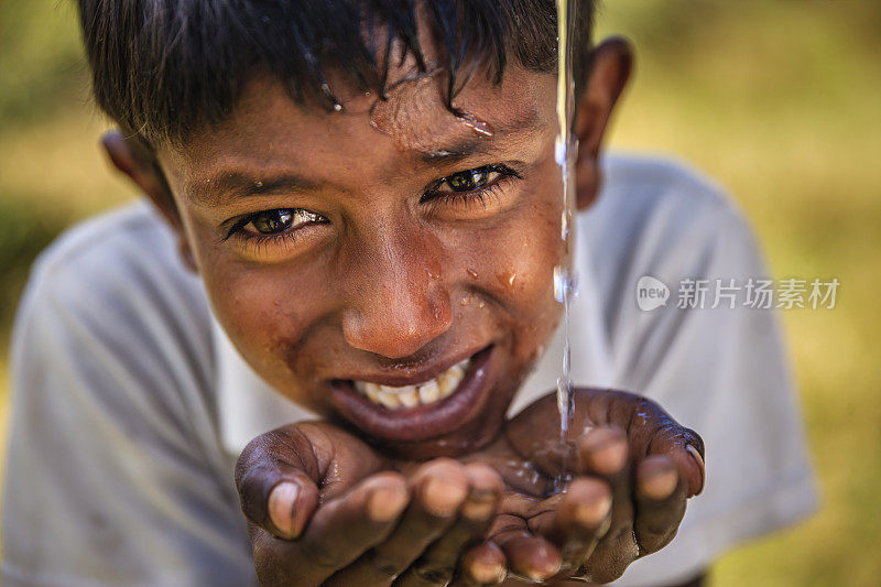 斯里兰卡小男孩喝水，锡兰