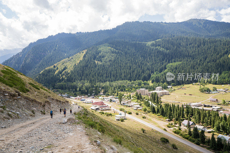 游客从七头公牛的红色砂岩地层岩石的观点，以度假山谷，吉尔吉斯斯坦。