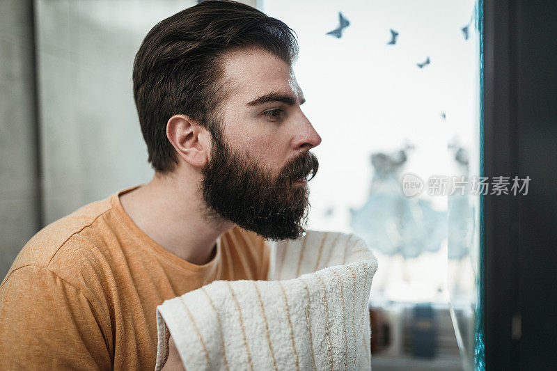 早上洗脸和擦干脸的人