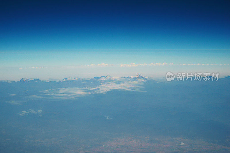 从飞机上俯瞰阿富汗山脉的空中全景