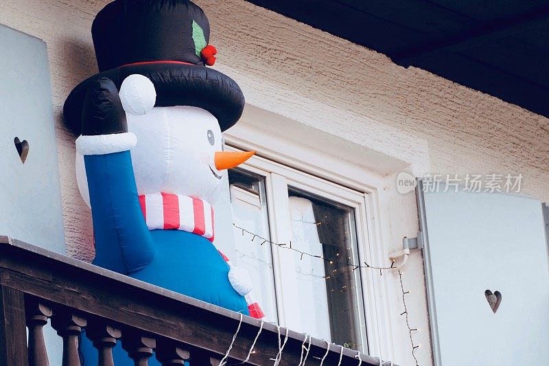 CC-圣诞市场加米施-帕滕基兴，巴伐利亚-雪人木偶站在木制阳台